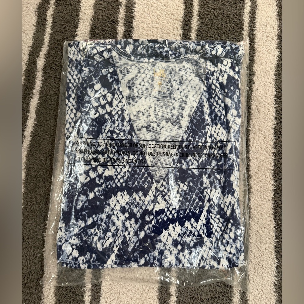 NWOT NEW Belle by Kim Gravel 3X
Slub Knit Shrug and Tank Set. *INDIGO SNAKE*